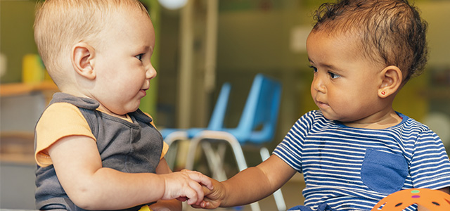 les-bebes-jouent-ensemble